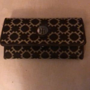 Tommy Hilfiger trifold wallet